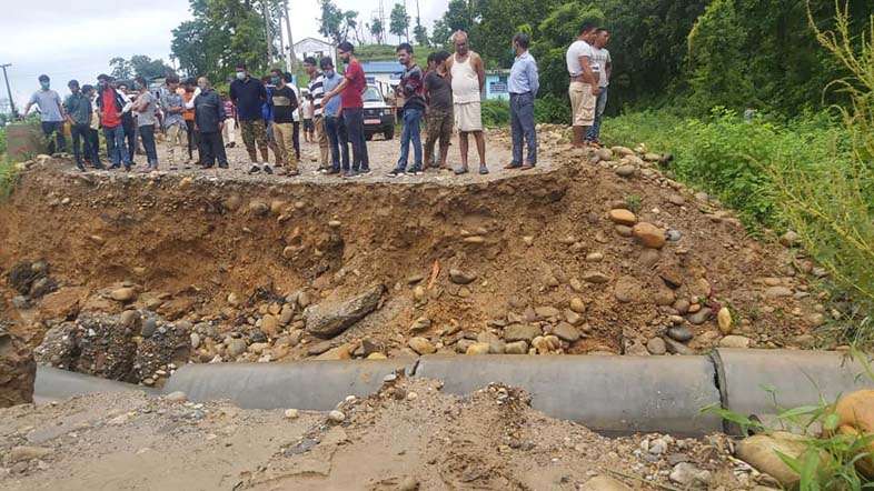 बाढीले डाइभर्सन बगाउँदा पूर्वपश्चिम राजमार्ग अवरुद्ध