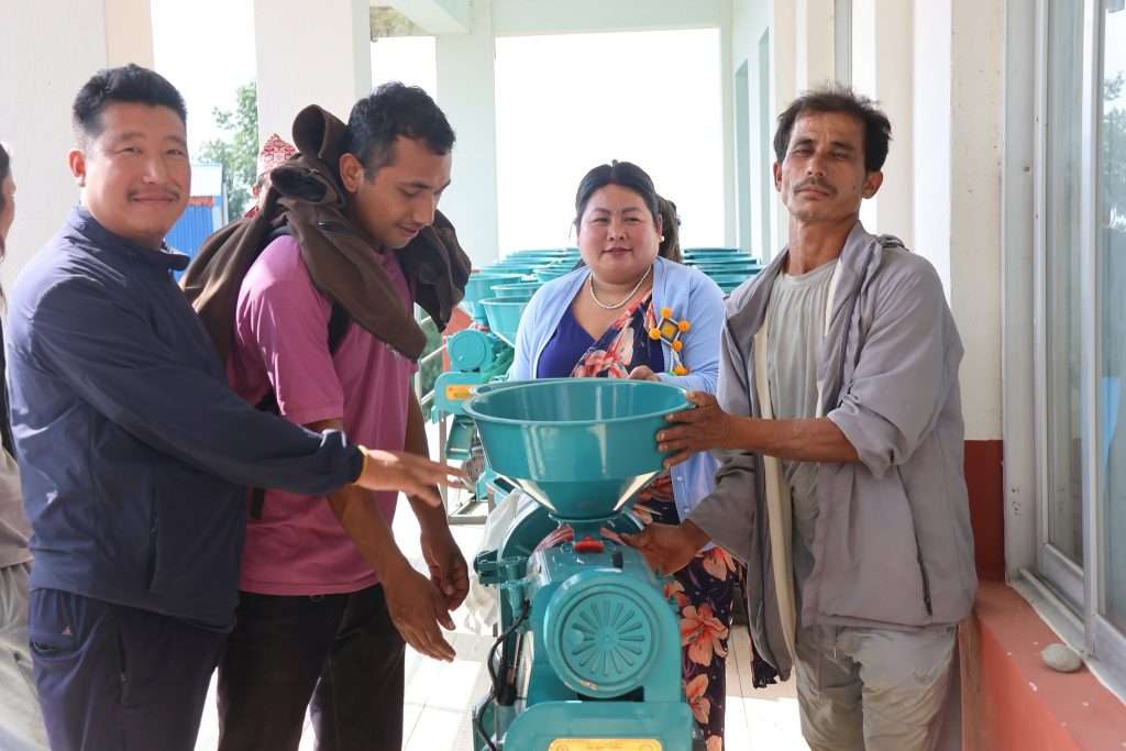 दिप्रुङ चुइचुम्माका ३५ कृषकलाई ८० प्रतिशत अनुदानमा कम्बाइन्ड राइस मिल वितरण