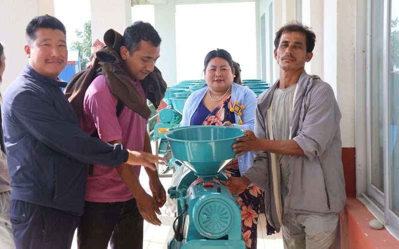 दिप्रुङ चुइचुम्माका ३५ कृषकलाई ८० प्रतिशत अनुदानमा कम्बाइन्ड राइस मिल वितरण