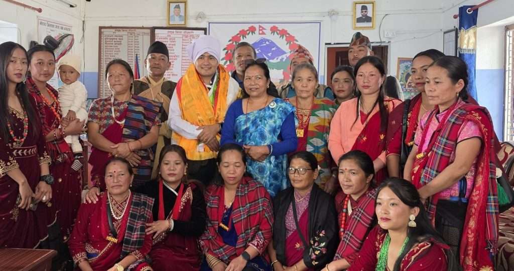प्रजिअ गुरुङलाई सांस्कृतिक पहिचानसहित स्वागत, यातायात व्यवस्थाबारे व्यवसायीसँग छलफल