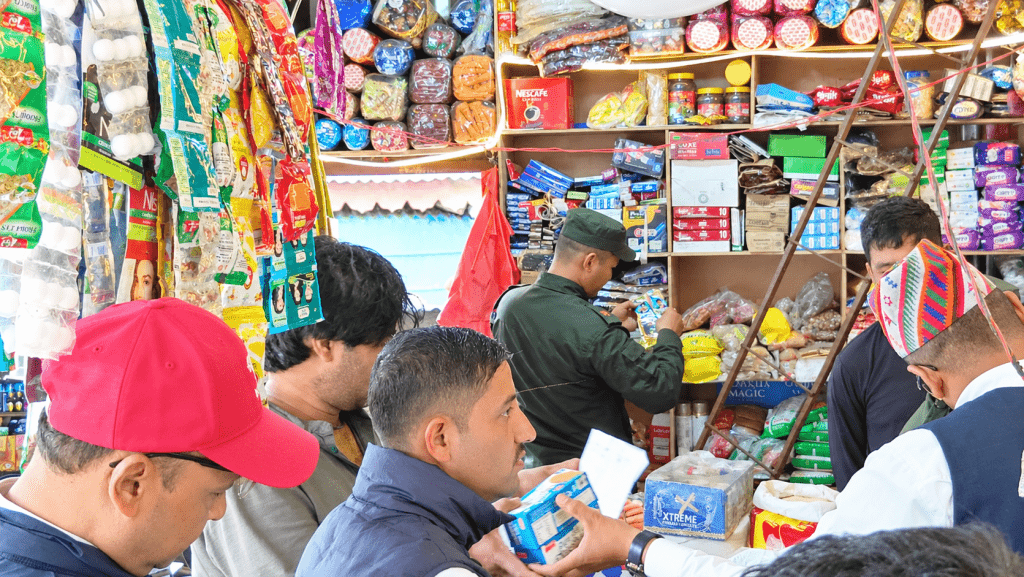 दिक्तेल बजारमा संयुक्त अनुगमन, गुणस्तरहीन खाद्यवस्तु नष्ट
