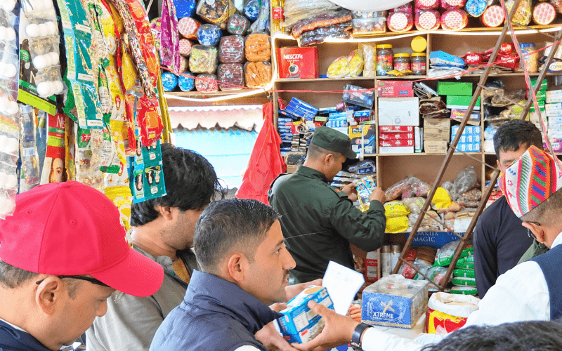 दिक्तेल बजारमा संयुक्त अनुगमन, गुणस्तरहीन खाद्यवस्तु नष्ट