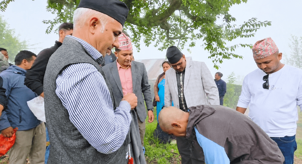सडकमा असहाय जीवन बिताइरहेका खोटाङका श्रेष्ठको उद्धार, आश्रममा संरक्षण