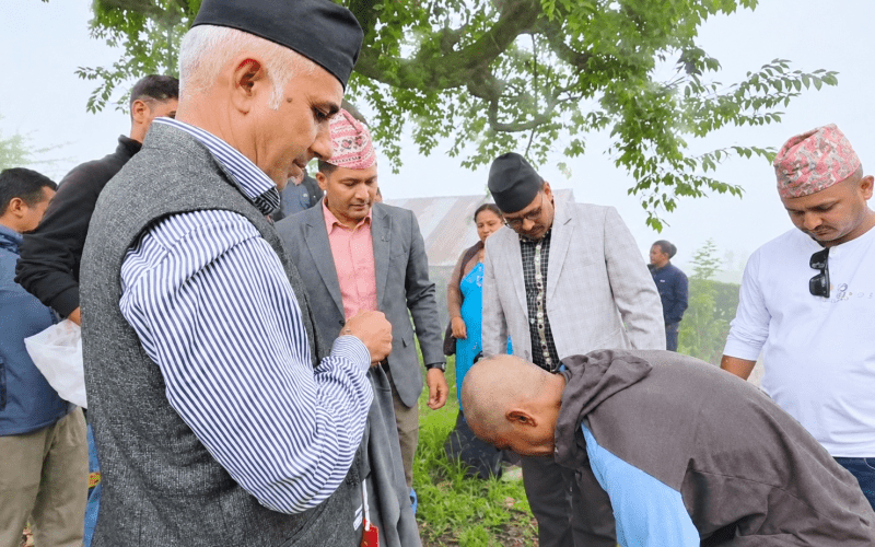 सडकमा असहाय जीवन बिताइरहेका खोटाङका श्रेष्ठको उद्धार, आश्रममा संरक्षण